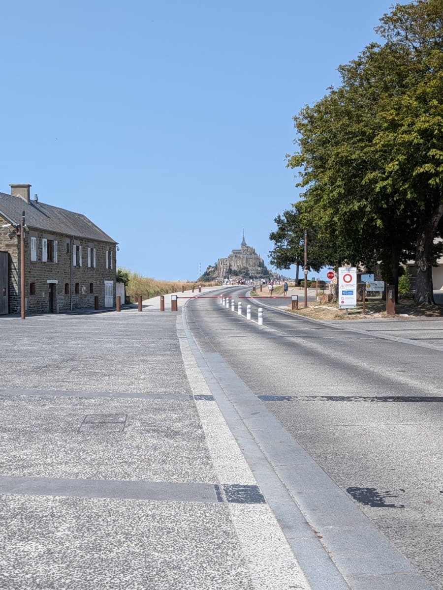 Die Zufahrtsstraße über den Passerelle du Mont-Saint-Michel führt geradewegs auf die berühmte Klosterinsel mit ihrer imposanten Abtei zu.