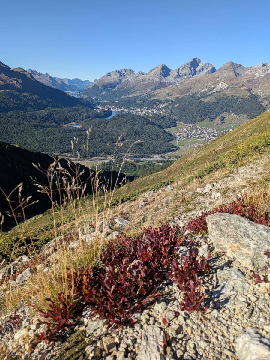 Vom Muottas Muragl reicht der Blick weit über das Oberengadin mit St. Moritz, den Seen Lej da Staz und Lej da San Murezzan sowie den markanten Bergen rund um das Engadiner Hochtal.